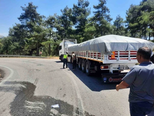 Balıkesir&rsquo;de tıra arkadan &ccedil;arpan otomobil takla attı: 4 yaralı
