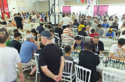 Balıkesir&rsquo;de Uluslararası Burhaniye &Ouml;ren A&ccedil;ık Satran&ccedil; Turnuvası başladı
