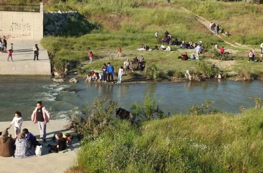 Balıkesir&rsquo;de vatandaşlar Hıdırellez&rsquo;i dilek tutarak ve dereye taş atarak coşkuyla kutladı
