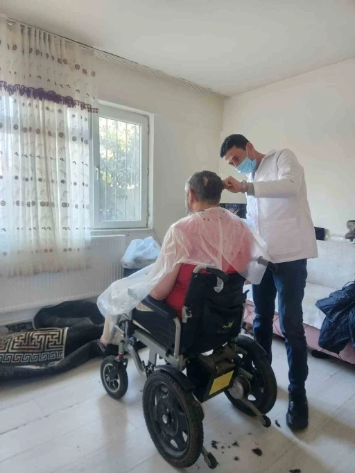 Balıkesir&rsquo;de &rsquo;yakın berber&rsquo; uygulaması: İl&ccedil;e il&ccedil;e dolaşarak hizmete devam ediyor
