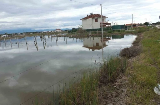 Balıkesir&rsquo;de yazlıklar su i&ccedil;inde kaldı
