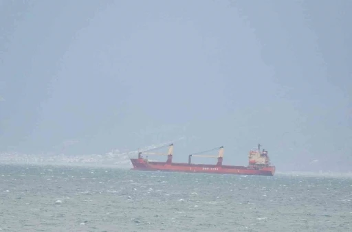 Balıkesir&rsquo;de y&uuml;k gemileri Edremit K&ouml;rfezi&rsquo;ne sığındı
