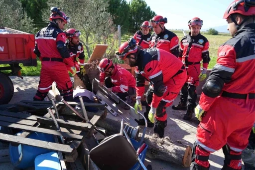 Balıkesir’deki 6.1’lik depremin ardından Koca Seyit Havalimanında ekipler kurtarma tatbikatı yaptı
