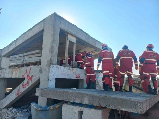 Balıkesir İtfaiyesi&rsquo;nin kahramanları afetlere karşı g&uuml;&ccedil;leniyor
