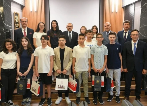 Balıkesir Valisi Ustaoğlu, LGS şampiyonları ödüllendirildi
