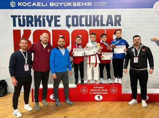 Balıkesirli minik karateci Türkiye ikincisi oldu
