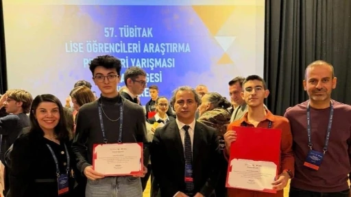 Balıkesirli &ouml;ğrenciler Bursa&rsquo;dan iki &ouml;d&uuml;lle d&ouml;nd&uuml;
