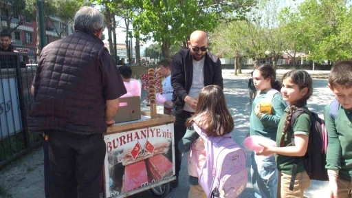 Balıkesirli vatandaş babasının hayrı i&ccedil;in &ouml;ğrencilere pamuk şekeri dağıttı
