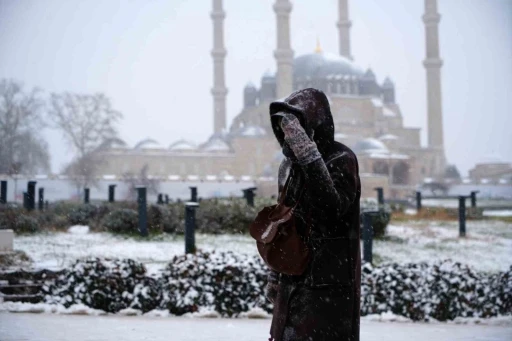 Balkanlardan gelen soğuk hava Edirne&rsquo;yi beyaza b&uuml;r&uuml;d&uuml;
