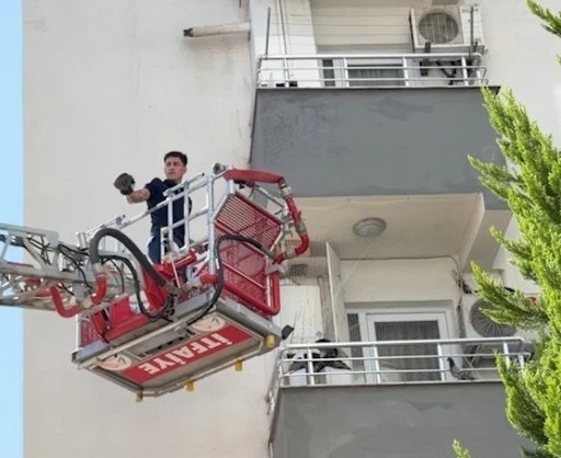 Balkon filesine takılan g&uuml;vercini itfaiye kurtardı