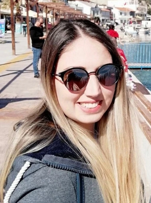 Balkonda kalp krizi ge&ccedil;iren gen&ccedil; kadın kurtarılamadı
