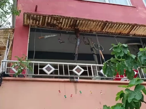 Balkonda silah, balta ve kılı&ccedil; sergileyen şahıs hayrete d&uuml;ş&uuml;rd&uuml;
