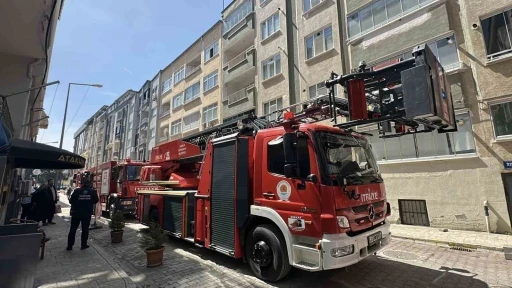 Balkonda yanan koltuk paniğe yol a&ccedil;tı
