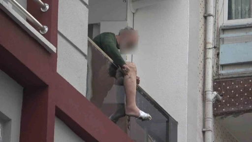 Balkondaki bı&ccedil;aklı kriz &ouml;zel harekat operasyonuyla son buldu
