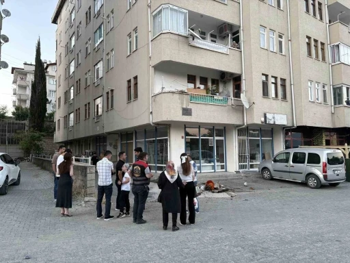 Balkondaki saksının aşırı ısınması sonrası &ccedil;ıkan yangını vatandaşlar s&ouml;nd&uuml;rd&uuml;
