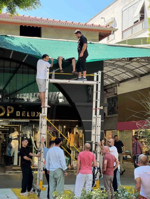 Balkondan düştü, tente hayatını kurtardı

