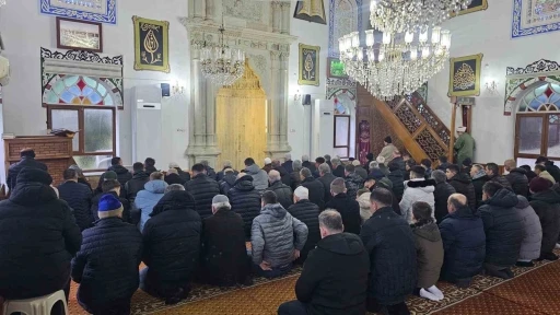 Bandırma&rsquo;da 72 yıllık gelenek cami i&ccedil;inde s&uuml;rd&uuml;r&uuml;ld&uuml;
