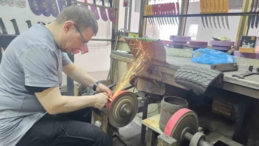 Bandırma’da bıçak bileme ustaları uzun mesaide
