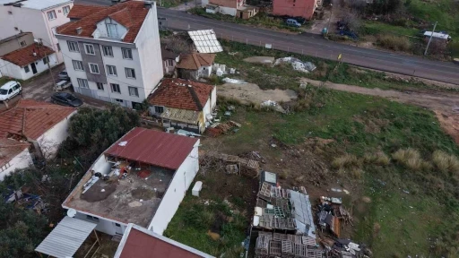 Bandırma&rsquo;da fırtına, m&uuml;stakil evin &ccedil;atısını 60 metre u&ccedil;urdu
