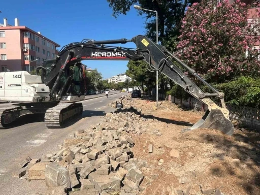 Bandırma’da kaldırım düzenleme çalışmaları başladı
