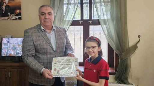 Bandırma&rsquo;da k&uuml;t&uuml;phane haftasında &ouml;rnek &ouml;ğrencilere &ouml;d&uuml;l
