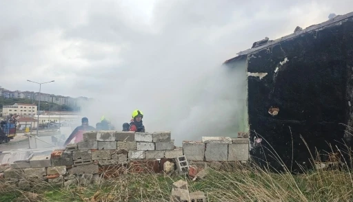Bandırma&rsquo;da metruk binada soba yangını, 1 kişi dumandan etkilendi
