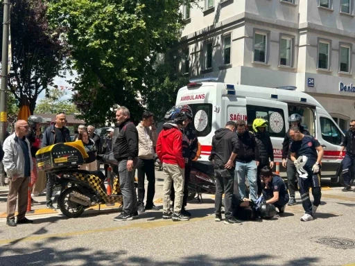 Bandırma’da motosikletli kurye kazada yaralandı

