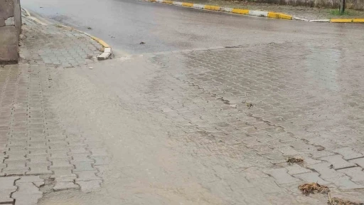 Bandırma’da sağanak yağış sele neden oldu...Vatandaşlar zor anlar yaşadı
