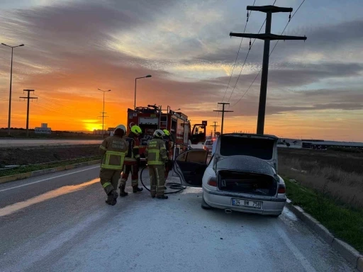 Bandırma’da seyir halindeki araç alev aldı
