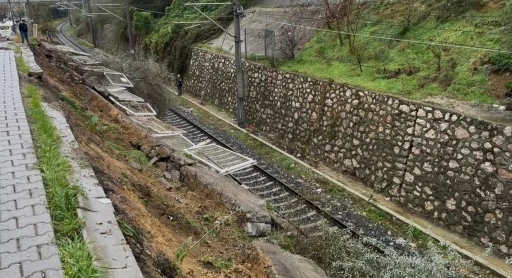 Bandırma’da tren yolu istinat duvarı çöktü
