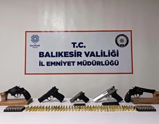 Bandırma Emniyeti&rsquo;nden g&uuml;venlik raporu, 186 ruhsatsız silah ele ge&ccedil;irildi
