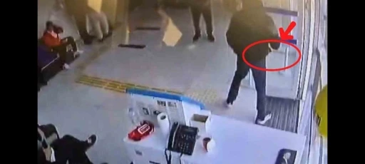 Banka şubesinde satırla gasp girişimi: Maskeli ş&uuml;pheli kısa s&uuml;rede yakalandı
