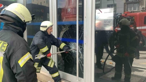 Banka şubesinde yangın paniği
