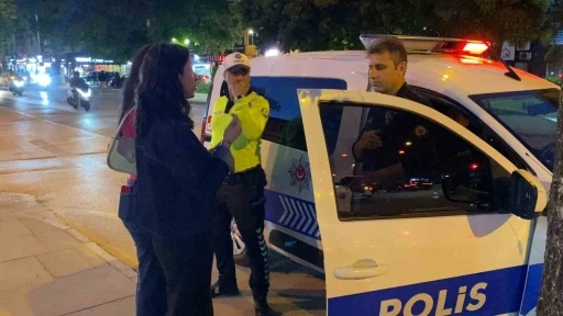 Bankamatikte unutulan parayı g&ouml;r&uuml;p polise teslim etti
