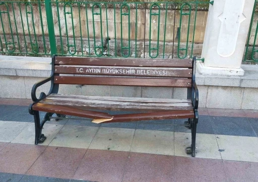 Banklar ve sokaklar duyarsız vatandaşların hedefi oldu