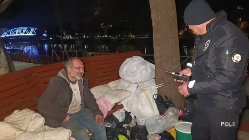 Bankta hayatını s&uuml;rd&uuml;ren adam, otelde konaklamayı kabul etmedi
