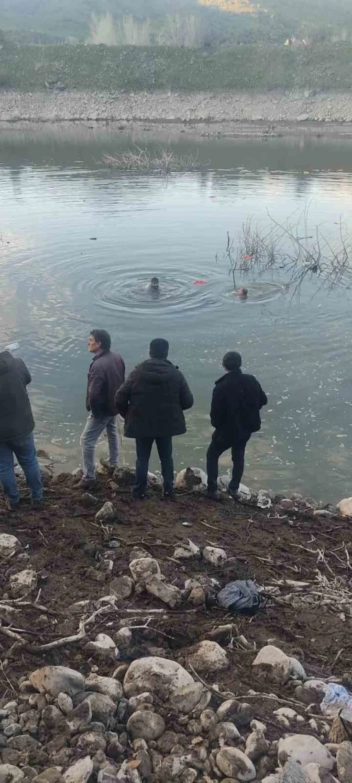 Baraj g&ouml;l&uuml;ne u&ccedil;an otomobildeki s&uuml;r&uuml;c&uuml;y&uuml; ekipler kurtardı
