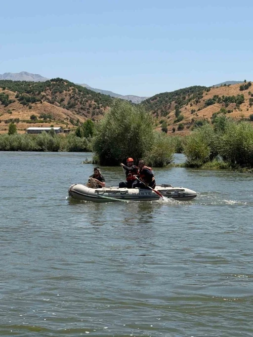 Baraj kapakları a&ccedil;ıldı, nehrin ortasında mahsur kaldı
