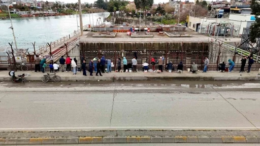 Baraj kapakları a&ccedil;ıldı, onlarca balık&ccedil;ı nehre akın etti

