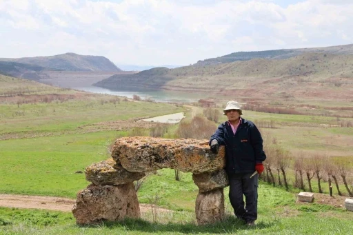 Baraj manzaralı asırlık musalla taşı, köy sakinleri alışsa da ilk kez görenleri ürkütüyor
