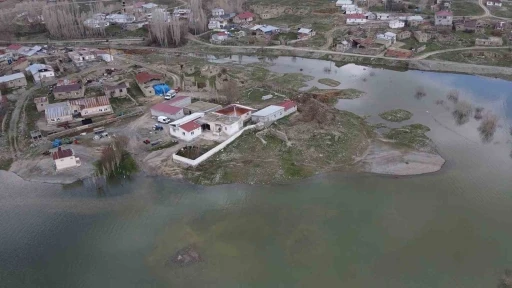 Baraj suları taştı, evler g&ouml;l&uuml;n ortasında kaldı

