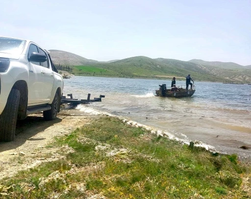 Baraj ve g&ouml;letlerde ka&ccedil;ak avcılıkla m&uuml;cadele s&uuml;r&uuml;yor
