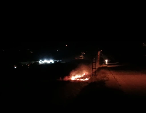Baraj yolunda korkutan anız yangını
