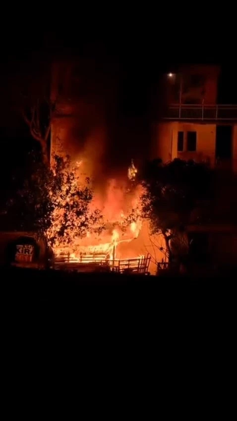 Baraka alevlere teslim oldu
