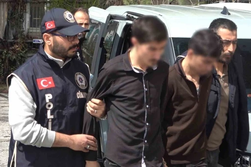 Bardağı taşıran son damla motosiklet oldu: Babalarını canice &ouml;ld&uuml;ren iki kardeş adliyeye sevk edildi
