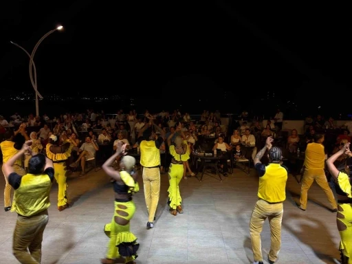 Bardak&ccedil;ı Koyu&rsquo;nda tatil konser ve dans şovlarıyla renklendi
