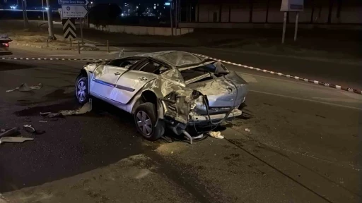 Bariyere çarpan otomobil metrelerce sürüklendi: 1 ölü, 1 yaralı
