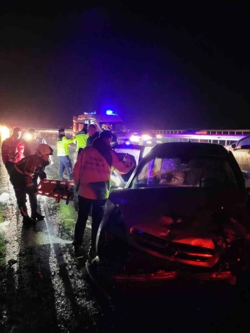 Bariyere vurup savrulan araca çarptı: 4 yaralı
