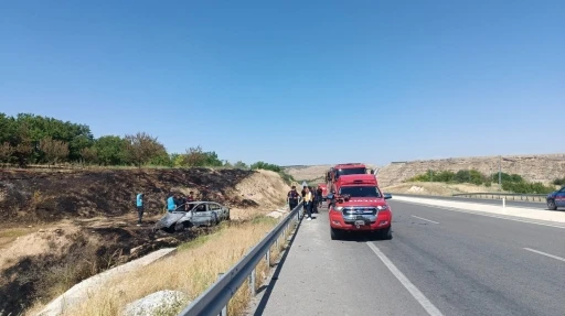 Bariyerlere &ccedil;arpan otomobil alev aldı: 1 &ouml;l&uuml;, 1 ağır yaralı
