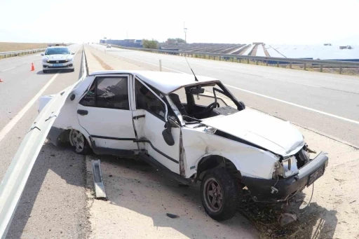 Bariyerlere &ccedil;arpan otomobil iki b&uuml;kl&uuml;m oldu: 1 yaralı
